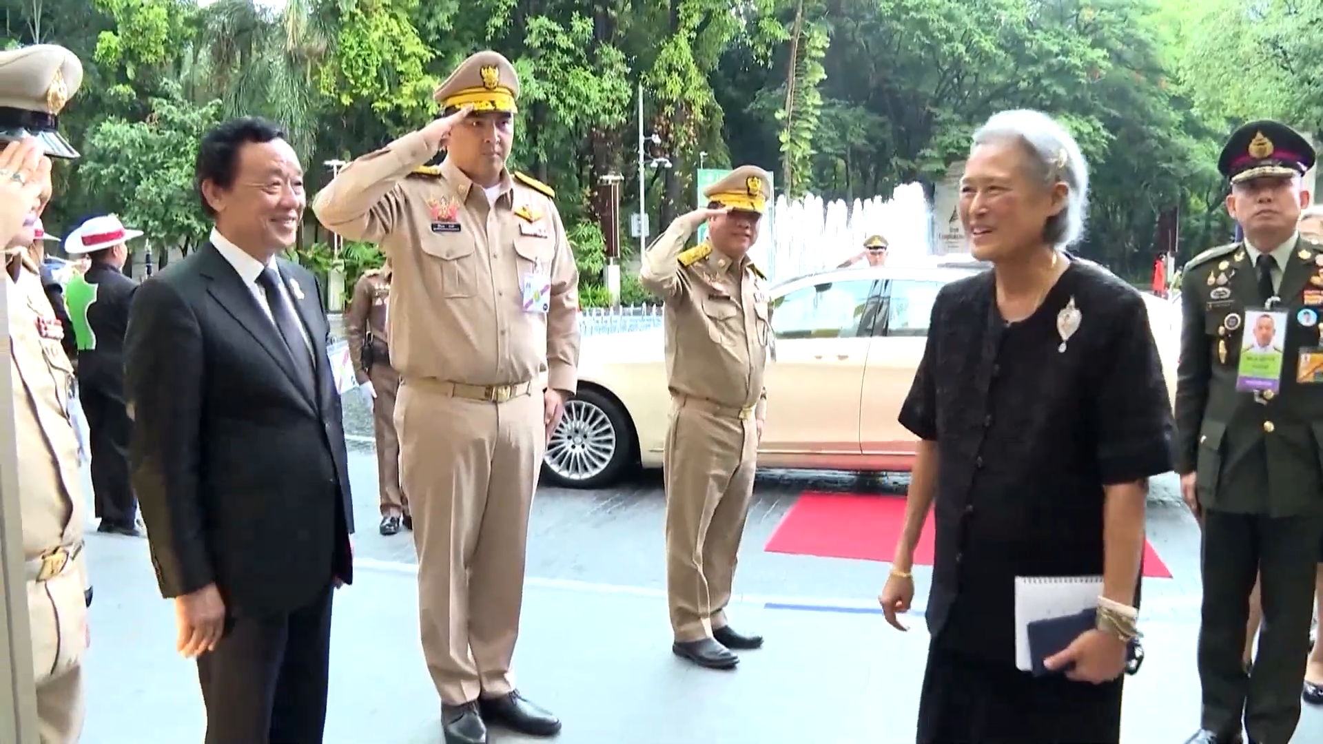 title - สำนักงานการปฏิรูปที่ดินเพื่อเกษตรกรรม ร่วมเฝ้าฯ รับเสด็จ สมเด็จพระกนิษฐาธิราชเจ้า กรมสมเด็จพระเทพรัตนราชสุดา ฯ สยามบรมราชกุมารี เสด็จพระราชดำเนินไปทรงเปิดงานเทิดพระเกียรติและน้อมรำลึก ในพระมหากรุณาธิคุณของสมเด็จพระนางเจ้าสิริกิติ์ พระบรมราชินีนาถ พระบรมราชชนนีพันปีหลวง “ภูษา ธัญญา ราชินี”